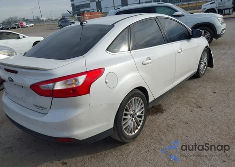 2014 Ford Focus Titanium z USA, uszkodzony, nr VIN 1FADP3J20EL403471
